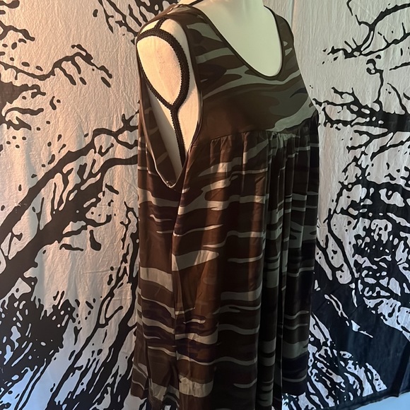 Green camo tank top. - Picture 3 of 4